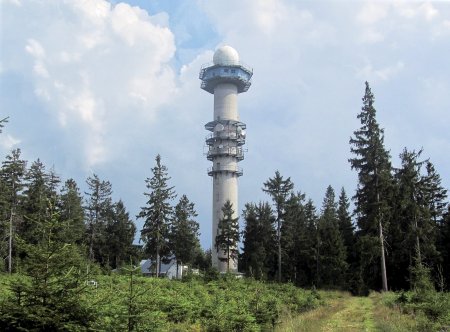 Mezi dominanty regionu patří Meteorologický radar Brdy. Stavba je vysoká 56 metrů, je tvořena železobetonem a byla postavena v roce 1999 jako náhrada za zastaralou meteorologickou věž Libuš. Foto: Gortyn, Wikimedia, CC BY-SA 4.0