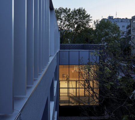 Architekti ve svém návrhu mysleli i na vyznění přístavby a nástavby školy v rámci celého okolí. Snažili se, aby budova ve své nové podobě měla na okolní zástavbu pokud možno co nejmenší dopad.