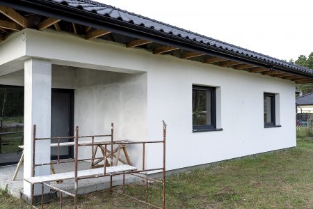 Pokud hledáte fasádní omítku, která vydrží roky bez větší údržby a odolá vodě, špíně i UV záření, vsaďte na silikonovou
variantu. Foto: Kinek00, Shutterstock