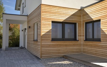 Na fasádu bychom neměli nahlížet jako na něco, co se k hotovému domu jen „přilepí“ na závěr. Fasáda je přirozeným pokračováním vnitřního prostoru a měla by respektovat nejen dispozici a proporce, ale i celkový charakter stavby a jejího okolí. Foto: Robert and Monika, Shutterstock