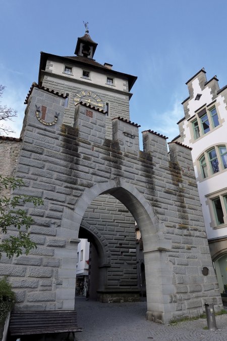 Vstup do Hussenstrasse přes historickou městskou bránu.