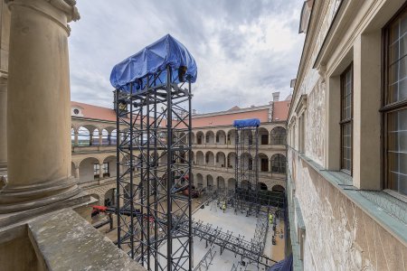 Průběh výstavby konstrukce zajišťující zastřešení. Na dva pylony bude umístěna střecha s pevnou (nad jevištěm) a nad hlediště výsuvnou částí. Foto: František Renza