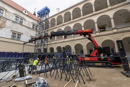 Momentka z vyzvedávání konstrukce střechy. Foto: František Renza