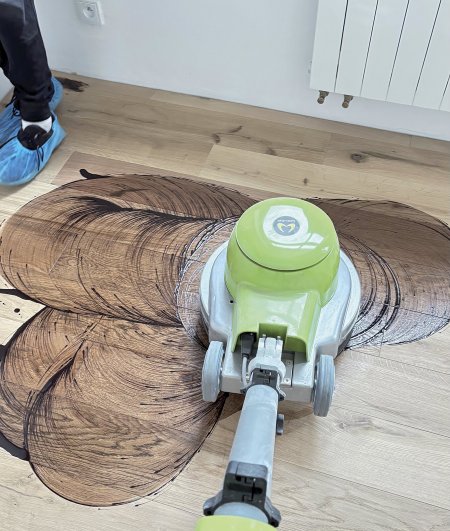 Pro natónování nové i stávající podlahy byl použit olej Pallmann Magic Oil 2K s přidáním barevného koncentrátu Pallmann Pall-X 333 v barvě Exotic Brown.