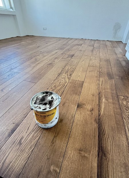 Pro natónování nové i stávající podlahy byl použit olej Pallmann Magic Oil 2K s přidáním barevného koncentrátu Pallmann Pall-X 333 v barvě Exotic Brown.