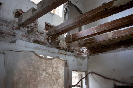 Průběh rekonstrukce stropu interiéru hlavní budovy Automatických mlýnů. U trámů je důležité, aby jejich zhlaví bylo chráněno před vlhkostí ve zdivu.