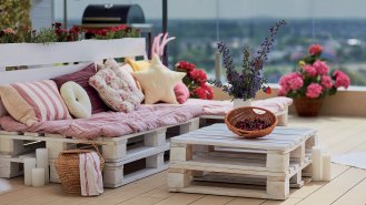 Ať už bydlíte v centru města, nebo na sídlišti, balkon může být váš vlastní malý svět. Foto: Olesia Bilkei, Shutterstock