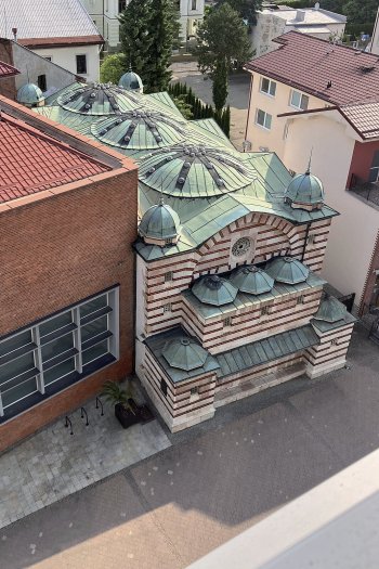 Kúpeľný dom Sina, pojmenovaný po baronu Štefanu Sinovi, je jednou z dominant města.