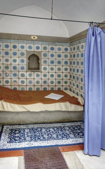 Původně sloužil Hammam jako parní lázeň a odpočinkový prostor pro lázeňské hosty.