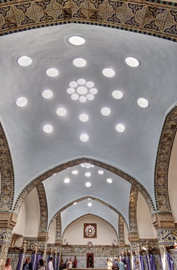 Hammam v Trenčianskych Teplicích nemá klasická okna. Hlavním světelným zdrojem jsou stropní světlíky – malé kruhové či hvězdicové otvory ve střešní kopuli, které za jasných dní poskytují výborné osvětlení beze stínů.