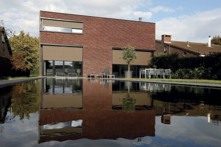 V nabídce společnosti ISOTRA je i roleta HR8-ZIP, která má speciální systém zipového vedení, díky kterému zůstává látka pevně napnutá mezi vodicími lištami – i když fouká silný vítr. Celý prostor je navíc uzavřený, takže dovnitř neproklouzne ani slunce, ani hmyz.