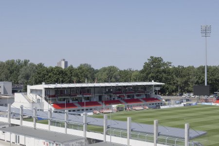 Od února 2023 fotbalisté FK Pardubice hrají domácí zápasy na zrekonstruovaném stadionu Arnošta Košťála (dříve CFIG Arena). Foto: Jiří Hejhálek