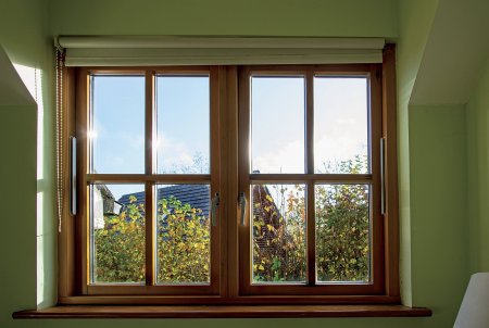 Dřevěný rám působí nadčasově, ale vždy je třeba mít na paměti sladění všech barev. Foto: Ctatiana, Shutterstock