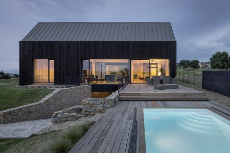 Střešní krytina SATJAM Rapid v ploše evokuje falcovaný plech, její instalace je ale méně náročná na řemeslo. Projekt: ateliér boq architekti, foto: MgA. Tomáš Dittrich