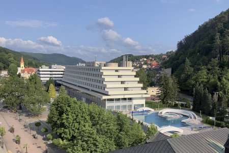 Krym, masivní stavba z 60. let 20. století postavená ve stylu funkcionalismu s brutalistickými prvky, dnes slouží jako hlavní léčebné centrum.