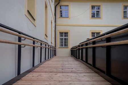 Firma TTK dodala do ateálu sv. Alžběty nová dřevěná okna, která respektují architektonické členění a styl původních výplní.