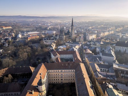Katedrála sv. Václava je dominantou města Olomouce a to především svojí hlavní věží, jejíž výška je 102 m. Věž katedrály je zároveň nejvyšší novogotickou věží v České republice. Foto: AsiaTravel, Shutterstock