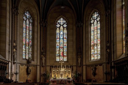 Hlavní oltář katedrály sv. Václava s trojicí novogotických vitráží, jež ztvárňují biblické výjevy v zářivých barvách. Foto: Alex_Mastro, Shutterstock