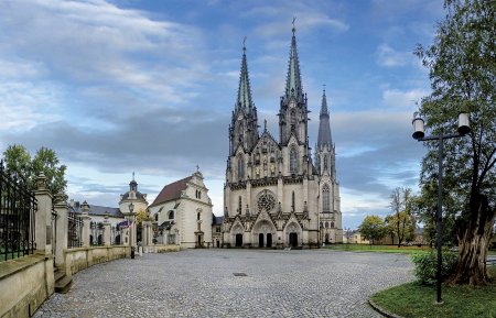 Původní trojlodní románská bazilika prošla četnými úpravami a přestavbami. Po požáru v roce 1265 byla katedrála kompletně přestavěna a získala gotickou podobu. Foto: Mitzo, Shutterstock