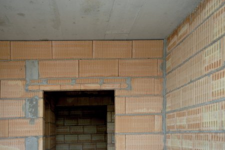 Akustické zdivo Porotherm 25 AKU v hrubé fázi realizace – optimální řešení pro vnitřní příčky s vysokými nároky na neprůzvučnost.