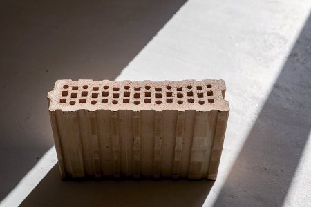 Porotherm 10 AKU – štíhlá, ale výkonná cihla s tloušťkou pouze 100 mm. Ideální pro úsporu prostoru bez kompromisů v akustice.