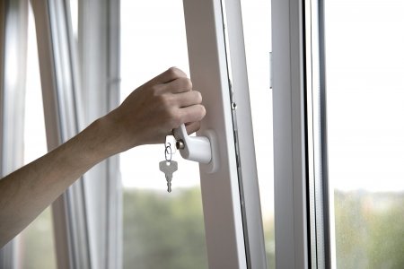 Pokud máte doma malé dítě, zamykací klika na okně je skvělá volba. Dá se snadno namontovat místo původní a je k dostání v různých barvách i designech. Foto: studiomiracle, Shutterstock