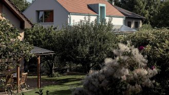 Svým tvarem i proporcemi novostavba navazuje na tradiční domy s úzkou stopou, ale zároveň využívá moderní materiály a technologie.