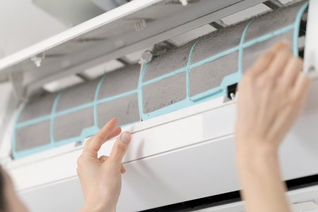 Filtry ve vnitřní jednotce jsou navrženy tak, aby šly čistit svépomocí. Po vyjmutí je stačí opláchnout vlažnou vodou se saponátem a nechat vyschnout. Díky tomu se předejde opětovnému zanesení a jednotka bude topit stále naplno. Ilustrační foto. Foto: aijiro, Shutterstock