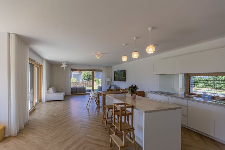 V přízemí se nacházejí kuchyň s jídelnou, potom pracovna, koupelna a technická místnost.