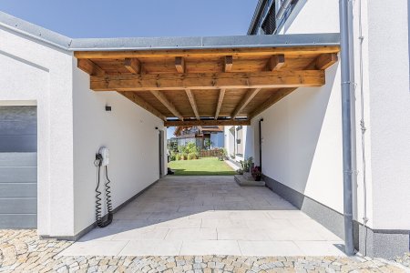 Zásadní věc, kterou majitelé řešili, byla energetická šetrnost – nechtěli vysloveně pasivní dům, ale museli splnit poměrně přísné parametry.