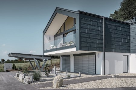 Hranaté svody mají techničtější vzhled, ale dokážou hezky ladit s liniemi domu a působit jako přirozená součást architektury.