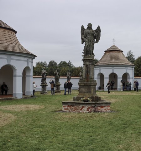 Uprostřed původní části hřbitova stojí na trojúhelném soklu socha anděla posledního soudu, který je přisuzován Řehoři Thenymu jako dílo z doby kolem roku 1730. Foto: Jiří Pokorný