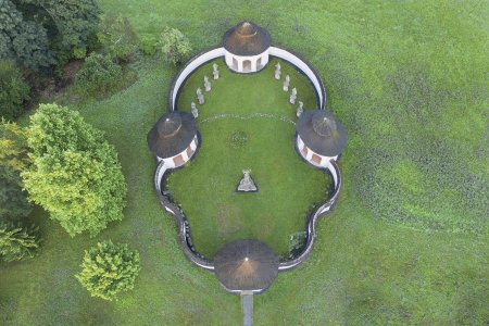 Dolní hřbitov neboli Krchůvek ve Žďáře nad Sázavou, který má půdorys lebky, je spjat s legendou
o nemrtvém správci. Fotografie zachycuje stav před rekonstrukcí. Zdroj: Michal Balada, Shutterstock