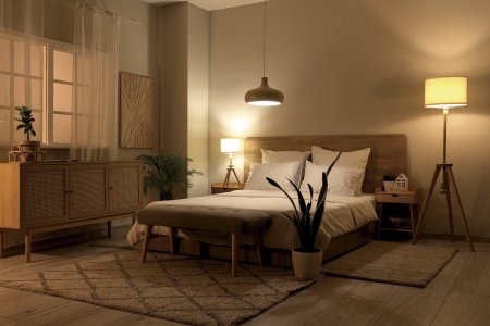 V ložnici se obklopte teplejším, měkkým světlem. Hlavní světlo večer ztlumte a zapněte spíš lampičky – ideálně takové, u kterých si můžete nastavit jas podle nálady. Zdroj: Pixel-Shot, Shutterstock