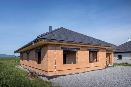 Při dodržení správného návrhu lze pálenou krytinu použít i na střechách s menším sklonem, jaké jsou k vidění například na bungalovech.