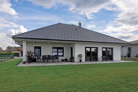 Střecha rodinného dumu s taškami Planoton 11 v engobě grafen. Ve stejné barvě jsou i všechny potřebné keramické i nekeramické doplňky, jako jsou okrajové tašky, větrací tašky, sněhové háky apod.