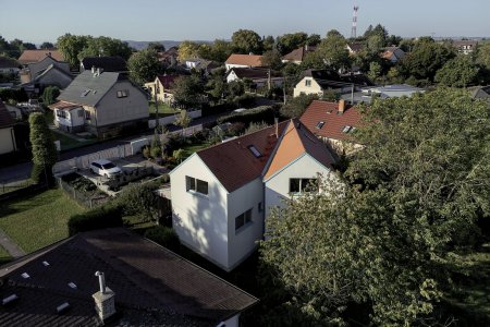 Dům byl navržen jako dvě rozevírající se sekce od společného základu. Toto řešení přirozeně odděluje jednotlivé funkční části domu a zajišťuje, že obytné místnosti mají výhled do krajiny a dostatek soukromí.
