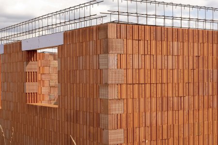 Robot dosahuje milimetrové přesnosti a minimalizuje chyby ve spárách či vazbě, což vede k výraznému zrychlení výstavby a vyšší kvalitě výsledného zdiva.