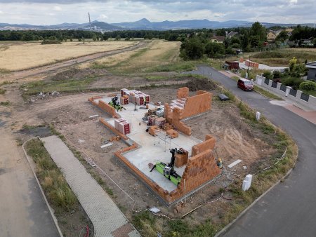 Na stavbu byly použity cihly Porotherm 30 RR a 24 RR. Ruční dozdívky pak byly provedeny z cihel Porotherm 17,5, 14,5 a 11. Celkový rozsah činil přibližně 350 m2 zděné plochy.