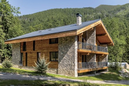 Přímo pod lyžařským střediskem Chopok Juh vzniká na místě legendární chaty Trangoška moderní komplex pěti luxusních apartmánových domů Nová Trangoška. K jejich výstavbě jsou použity vápenopískové tvárnice Silka Tempo, které kombinují vysokou únosnost, zvukovou izolaci a přesnost provádění.