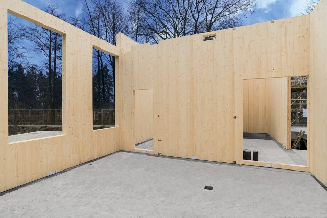 Panely NOVATOP jsou precizně opracovány a umožňují vedení elektroinstalací uvnitř přes celou svou výšku. Foto: NOVATOP