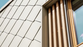 Hliníková fasáda technicky i vizuálně spojuje dvě části do
        jednoho celku.