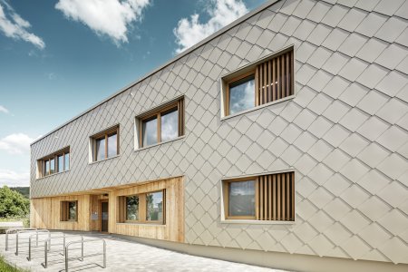 Hliníkové fasádní systémy 
        vydrží sněhové závěje, extrémní teplotní výkyvy i jakékoliv klimatické podmínky.