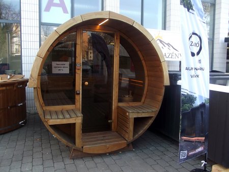 K vidění byly také venkovní exponáty – například stylová sudová sauna značky ZeniO z masivního dřeva, doplněná o moderní osvětlení a praktické lavičky.