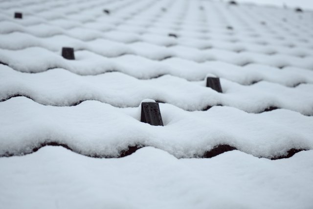 Detail protisněhových zábran na střeše KM Beta