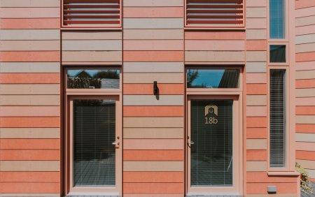 Použité vláknocementové desky Swisspearl nabízejí materiálově stabilní a dlouhodobě udržitelné fasádní řešení s vysokou odolností a přirozenou patinací.