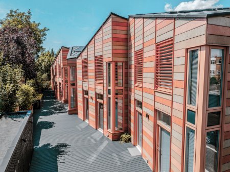 Fasády rezidenčního projektu Stables Yard v Beckenhamu jsou obloženy vláknocementovými deskami Swisspearl, které podtrhují udržitelný a současný charakter zástavby.