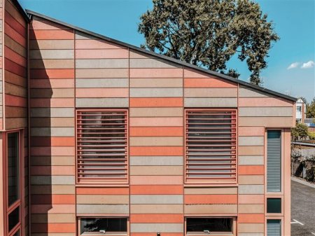 Fasáda v projektu Stables Yard podporuje technické i estetické kvality stavby. Zároveň podtrhuje udržitelný charakter rezidenčního bydlení v husté městské zástavbě.