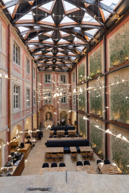  Zasklení dvora navrhla kancelář 20-20 Architekti a technicky jej zrealizovala společnost HELUZ IZOS.