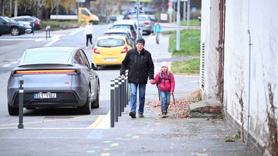 Ulice u ZŠ Šeříková po realizaci dopravních změn s novou pěší trasou ke škole.